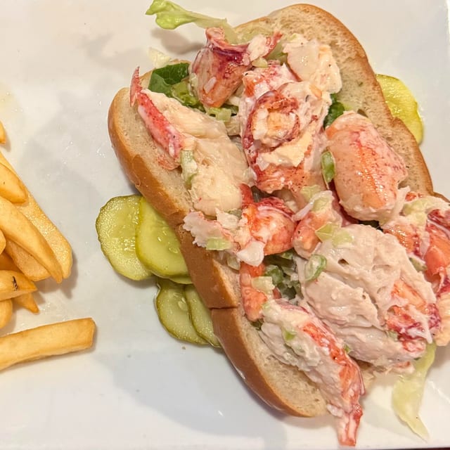 Lobster Roll (10 oz).